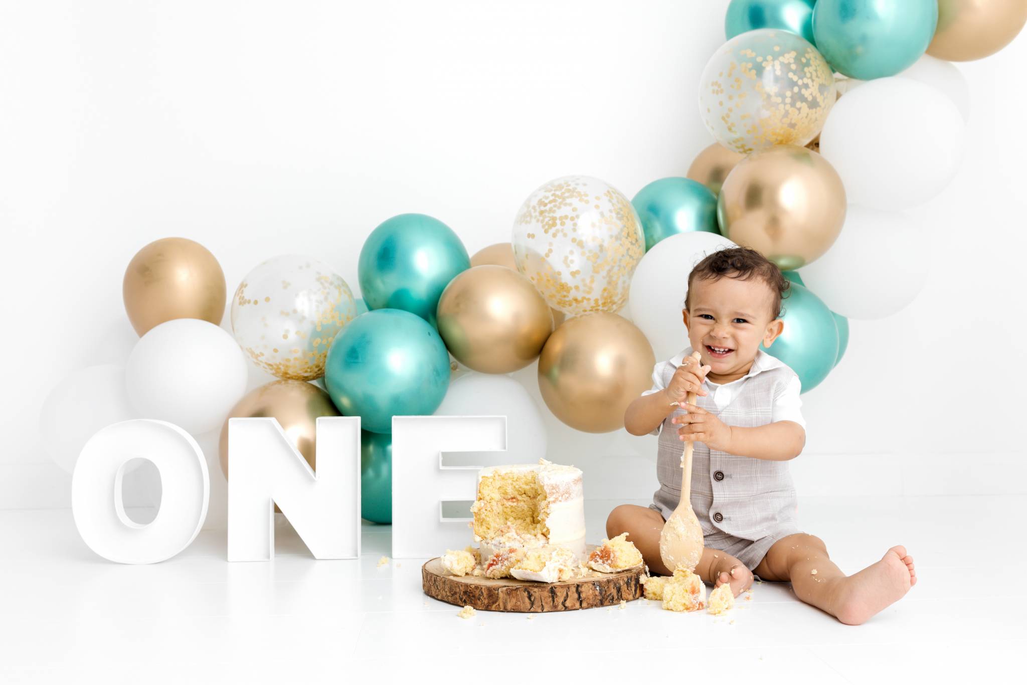 Cake Smash Photography, High Wycombe, Buckinghamshire, Baby, 1st Birthday, studio photoshoot