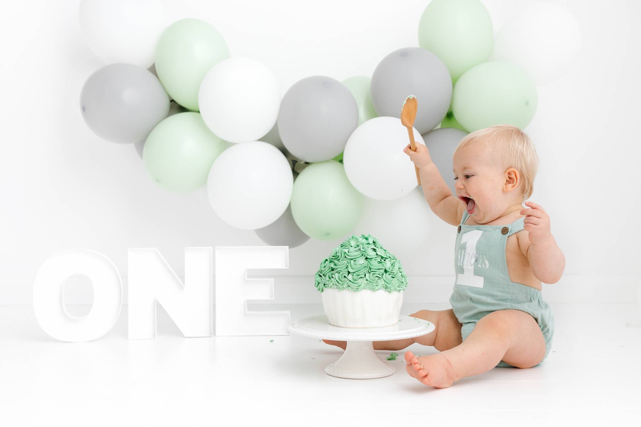 Cake Smash Photography, High Wycombe, Buckinghamshire, Baby, 1st Birthday, studio photoshoot